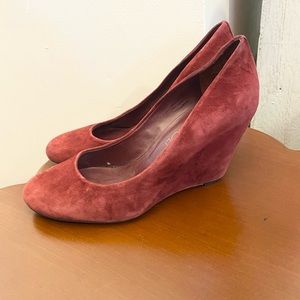 •Via Neroli• Burgundy Suede Wedges